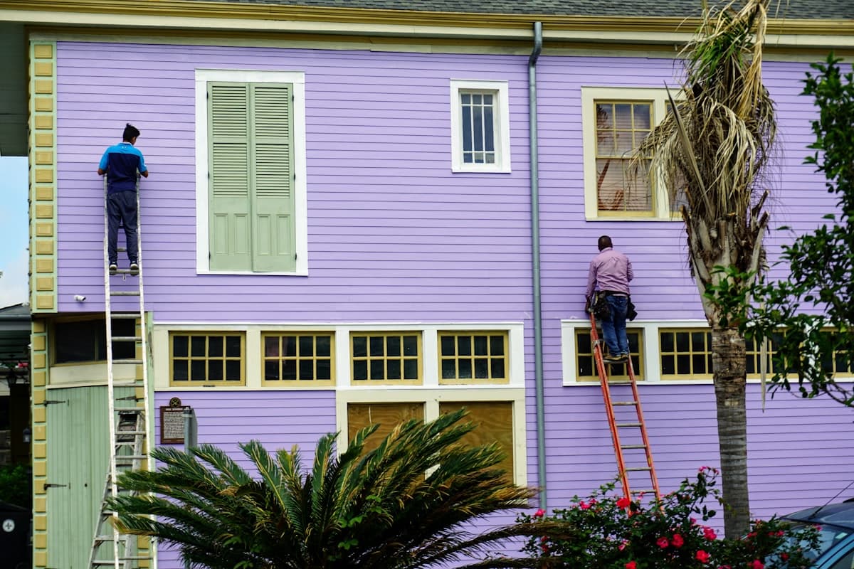 Equipo de reformas trabajando en una obra